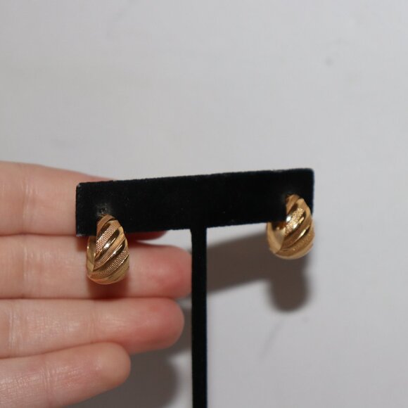 Beautiful vintage gold textured hoop earrings .75" - Picture 3 of 5